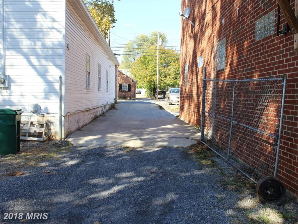 202 W Washington St, Charles Town, WV 25414